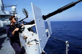 Artiglieria. Pezzo di artiglieria contraerea su una nave da guerra della NATO:Farabolafoto Artiglieria. Pezzo di artiglieria contraerea su una nave da guerra della NATO:Farabolafoto