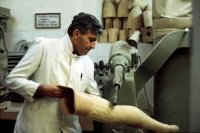 Bioingegneria. Esempio di gamba artificiale prodotta in una fabbrica di protesi di Sarajevo.Farabolafoto Bioingegneria. Esempio di gamba artificiale prodotta in una fabbrica di protesi di Sarajevo.Farabolafoto