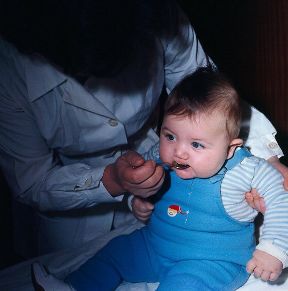 Le vaccinazioni. Vaccinazioni. Grazie alla diffusione, negli ultimi 30 anni, del vaccino antipoliomielite, oggi il virus responsabile della malattia è stato praticamente annientato. Le vaccinazioni. Vaccinazioni. Grazie alla diffusione, negli ultimi 30 anni, del vaccino antipoliomielite, oggi il virus responsabile della malattia è stato praticamente annientato.