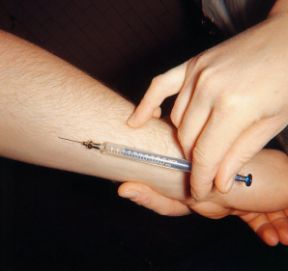 La vaccinazione antitetanica. Vaccinazione. Divenuta obbligatoria in Italia da circa 30 anni, la vaccinazione antitetanica protegge contro la malattia infettiva causata dal batterio Clostridium tetani. 