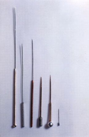 Aghi utilizzati per l'agopuntura. Agopuntura. Gli aghi utilizzati per la pratica dell'agopuntura sono di lunghezza, materiale e foggia differenti. Aghi utilizzati per l'agopuntura. Agopuntura. Gli aghi utilizzati per la pratica dell'agopuntura sono di lunghezza, materiale e foggia differenti.