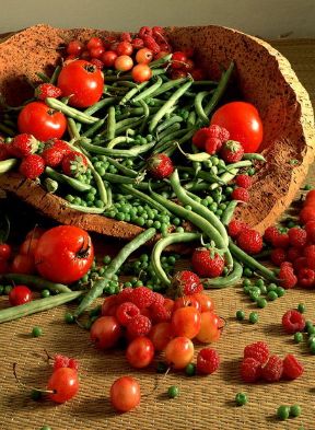 Frutta e verdura. Verdura. Un'alimentazione corretta deve sempre prevedere il consumo di verdura e frutta fresche in grado di apportare all'organismo vitamine, sali minerali, zuccheri e acidi organici. Frutta e verdura. Verdura. Un'alimentazione corretta deve sempre prevedere il consumo di verdura e frutta fresche in grado di apportare all'organismo vitamine, sali minerali, zuccheri e acidi organici.