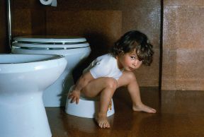 Il controllo sfinterico nei bambini. Defecazione. In genere i bambini acquisiscono il controllo degli sfinteri tra i due e i tre anni di età, mantenendo per un periodo variabile il pannolino durante la notte. Il controllo sfinterico nei bambini. Defecazione. In genere i bambini acquisiscono il controllo degli sfinteri tra i due e i tre anni di età, mantenendo per un periodo variabile il pannolino durante la notte.