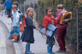 Infanzia: la socializzazione. Infanzia. L'ingresso nella scuola elementare rappresenta, per i bambini, un'esperienza di apprendimento e di socializzazione molto importante. Infanzia: la socializzazione. Infanzia. L'ingresso nella scuola elementare rappresenta, per i bambini, un'esperienza di apprendimento e di socializzazione molto importante.
