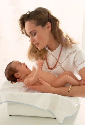 L'accrescimento del neonato. Accrescimento. Nel periodo fra la nascita e l'ossificazione dei dischi cartilaginei delle ossa lunghe, il neonato cresce rapidamente, raggiungendo il massimo sviluppo durante il primo anno di vita. L'accrescimento del neonato. Accrescimento. Nel periodo fra la nascita e l'ossificazione dei dischi cartilaginei delle ossa lunghe, il neonato cresce rapidamente, raggiungendo il massimo sviluppo durante il primo anno di vita.
