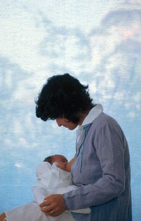 L'allattamento. Allattamento. Le donne che intendono allattare al seno dovrebbero attaccare il neonato entro mezz’ora-un’ora dal parto, anche se nei primi giorni la mammella produce solo il colostro e la montata lattea vera e propria si verifica dopo alcuni giorni. L'allattamento. Allattamento. Le donne che intendono allattare al seno dovrebbero attaccare il neonato entro mezz’ora-un’ora dal parto, anche se nei primi giorni la mammella produce solo il colostro e la montata lattea vera e propria si verifica dopo alcuni giorni.