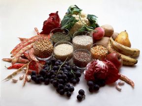 La scelta degli alimenti. Alimentazione. I criteri che determinano l'uso alimentare delle sostanze vegetali o animali da parte dell'uomo sono molteplici e solo in parte legati al loro potere nutritivo. Molto importanti, infatti, sono anche l'appetibilità, la consistenza, il potere saziante, l'assorbibilità intestinale, la digeribilità e la mancanza di tossicità, tutte qualità possedute dalla maggior parte dei cereali e dei legumi e dai prodotti ortofrutticoli. La scelta degli alimenti. Alimentazione. I criteri che determinano l'uso alimentare delle sostanze vegetali o animali da parte dell'uomo sono molteplici e solo in parte legati al loro potere nutritivo. Molto importanti, infatti, sono anche l'appetibilità, la consistenza, il potere saziante, l'assorbibilità intestinale, la digeribilità e la mancanza di tossicità, tutte qualità possedute dalla maggior parte dei cereali e dei legumi e dai prodotti ortofrutticoli.