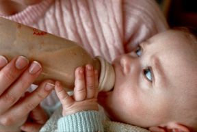 Lo sviluppo del neonato. Puericoltura. L'aumento delle dimensioni corporee di un neonato è strettamente legato all'alimentazione. Lo sviluppo del neonato. Puericoltura. L'aumento delle dimensioni corporee di un neonato è strettamente legato all'alimentazione.