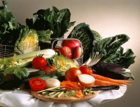 Le prioprietà della verdura. Alimentazione. La verdura, fonte preziosa di vitamine e sali minerali, ha un contenuto calorico sicuramente più basso di altri alimenti ricchi di grassi e carboidrati. Per questo consumarne molta è un requisito dei regimi disintossicanti e dimagranti. Le prioprietà della verdura. Alimentazione. La verdura, fonte preziosa di vitamine e sali minerali, ha un contenuto calorico sicuramente più basso di altri alimenti ricchi di grassi e carboidrati. Per questo consumarne molta è un requisito dei regimi disintossicanti e dimagranti.