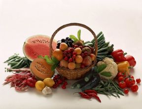 L'importanza di frutta e verdura nella dieta. Alimentazione. Un'alimentazione corretta deve sempre prevedere il consumo di verdura e frutta fresche in grado di apportare all'organismo vitamine, sali minerali, zuccheri, acidi organici e fibre. L'importanza di frutta e verdura nella dieta. Alimentazione. Un'alimentazione corretta deve sempre prevedere il consumo di verdura e frutta fresche in grado di apportare all'organismo vitamine, sali minerali, zuccheri, acidi organici e fibre.