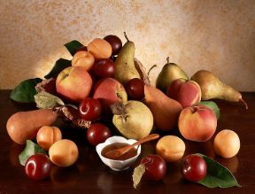 Le proprietà nutritive della frutta. Alimentazione. La frutta è un ottimo alimento, leggero e ricco di vitamine, ma a volte la si consuma al momento sbagliato. Dopo un pasto abbondante, infatti, aumenta solo il lavoro dello stomaco: come merenda o spuntino, da sola, lontano dai pasti principali, invece, è altamente digeribile. Le proprietà nutritive della frutta. Alimentazione. La frutta è un ottimo alimento, leggero e ricco di vitamine, ma a volte la si consuma al momento sbagliato. Dopo un pasto abbondante, infatti, aumenta solo il lavoro dello stomaco: come merenda o spuntino, da sola, lontano dai pasti principali, invece, è altamente digeribile.