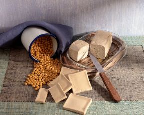 Sostituzione di alimenti grassi. Alimentazione. Taluni alimenti, come il formaggio, vanno consumati con moderazione, dato il notevole contenuto di grassi e proteine animali che li caratterizza. Si possono sostituire con alimenti macrobiotici come il tofu, a base di soia. Sostituzione di alimenti grassi. Alimentazione. Taluni alimenti, come il formaggio, vanno consumati con moderazione, dato il notevole contenuto di grassi e proteine animali che li caratterizza. Si possono sostituire con alimenti macrobiotici come il tofu, a base di soia.