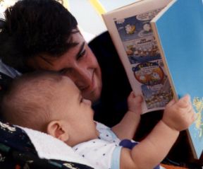 Il rapporto del bambino con i genitori. Psicologia. L'attaccamento ai genitori si sviluppa durante i primi mesi di vita. La buona riuscita di questa esperienza consente lo svolgersi armonico sia dell'infanzia sia della vita adulta degli individui. Il rapporto del bambino con i genitori. Psicologia. L'attaccamento ai genitori si sviluppa durante i primi mesi di vita. La buona riuscita di questa esperienza consente lo svolgersi armonico sia dell'infanzia sia della vita adulta degli individui.