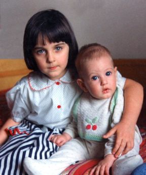 La gelosia del primogenito. Psicologia. Spesso la nascita di un fratellino costituisce un vero e proprio trauma per il primogenito che può mostrare forti segni di gelosia e assumere atteggiamenti ostili verso la madre, diventando capriccioso e irritabile. Un corretto atteggiamento da parte dei genitori è indispensabile per il superamento di questa fase e l'accettazione della nuova realtà. La gelosia del primogenito. Psicologia. Spesso la nascita di un fratellino costituisce un vero e proprio trauma per il primogenito che può mostrare forti segni di gelosia e assumere atteggiamenti ostili verso la madre, diventando capriccioso e irritabile. Un corretto atteggiamento da parte dei genitori è indispensabile per il superamento di questa fase e l'accettazione della nuova realtà.