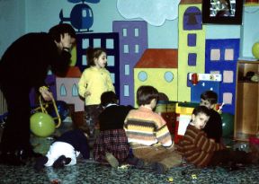 Il ruolo degli asili nido e delle scuole materne. Puericoltura. Gli asili nido (0-3 anni) e la scuola materna (3-6 anni) sono servizi educativi di interesse pubblico che hanno lo scopo di offrire ai bambini un luogo di socializzazione e di stimolo delle loro potenzialità cognitive, affettive e sociali, nella prospettiva del loro benessere e del loro armonico sviluppo. Il ruolo degli asili nido e delle scuole materne. Puericoltura. Gli asili nido (0-3 anni) e la scuola materna (3-6 anni) sono servizi educativi di interesse pubblico che hanno lo scopo di offrire ai bambini un luogo di socializzazione e di stimolo delle loro potenzialità cognitive, affettive e sociali, nella prospettiva del loro benessere e del loro armonico sviluppo.