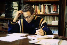L'attività di studio nell'adolescenza. Adolescenza. Studiare può costituire per i giovani un'occasione di socializzazione molto importante. Sui banchi di scuola possono infatti imparare, oltre a importanti nozioni culturali, anche l'elasticità mentale, la capacità di adattarsi e di apprendere dall'esperienza. L'attività di studio nell'adolescenza. Adolescenza. Studiare può costituire per i giovani un'occasione di socializzazione molto importante. Sui banchi di scuola possono infatti imparare, oltre a importanti nozioni culturali, anche l'elasticità mentale, la capacità di adattarsi e di apprendere dall'esperienza.