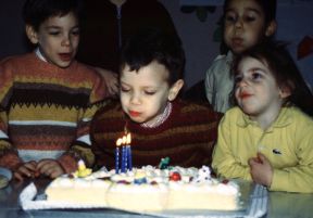 Crescere attraverso il gioco. Puericoltura. La socialità è durante l'infanzia, fonte di gioia e di apprendimento, perché, come la pedagogia insegna, l'esperienza ludica consente al bambino di crescere. 