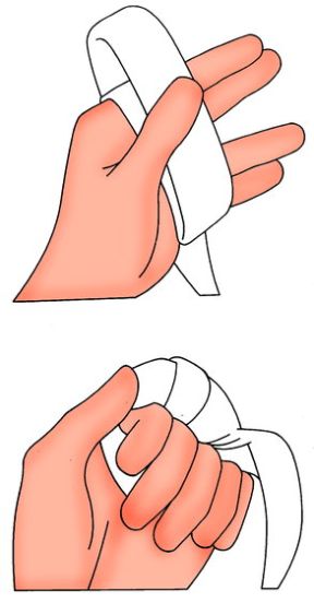 Intervento su ferita con corpo estraneo: preparazione del tampone. Ferite con corpo estraneo. Arrotolate la fascia intorno alle dita. Intervento su ferita con corpo estraneo: preparazione del tampone. Ferite con corpo estraneo. Arrotolate la fascia intorno alle dita.