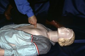 Come valutare lo stato di coscienza: pressione delle nocche sullo sterno. Valutare lo stato di coscienza. Per valutare lo stato di coscienza del paziente premete leggermente le nocche delle vostre dita sullo sterno (stimolo doloroso). Come valutare lo stato di coscienza: pressione delle nocche sullo sterno. Valutare lo stato di coscienza. Per valutare lo stato di coscienza del paziente premete leggermente le nocche delle vostre dita sullo sterno (stimolo doloroso).