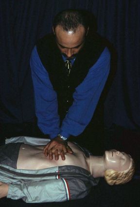 Massaggio cardiaco esterno. Massaggio cardiaco esterno. Durante il massaggio cardiaco, il cuore risulta compresso tra due strutture rigide, la colonna vertebrale e lo sterno. Massaggio cardiaco esterno. Massaggio cardiaco esterno. Durante il massaggio cardiaco, il cuore risulta compresso tra due strutture rigide, la colonna vertebrale e lo sterno.