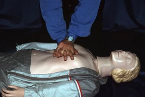 Massaggio cardiaco esterno. La posizione corretta delle mani. Massaggio cardiaco esterno. Il massaggio cardiaco è una tecnica basilare della rianimazione che permette di assicurare un apporto di sangue ai tessuti nobili come il cervello. Massaggio cardiaco esterno. La posizione corretta delle mani. Massaggio cardiaco esterno. Il massaggio cardiaco è una tecnica basilare della rianimazione che permette di assicurare un apporto di sangue ai tessuti nobili come il cervello.