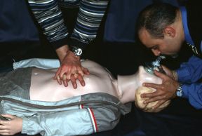 Massaggio cardiaco esterno. Rianimazione con due soccorritori e maschera tascabile. Rianimazione cardiopolmonare. In caso di arrestocardiorespiratorio, le tecniche di rianimazione cardiopolmonare hanno un'estrema importanza per evitare la morte cerebrale. Massaggio cardiaco esterno. Rianimazione con due soccorritori e maschera tascabile. Rianimazione cardiopolmonare. In caso di arrestocardiorespiratorio, le tecniche di rianimazione cardiopolmonare hanno un'estrema importanza per evitare la morte cerebrale.