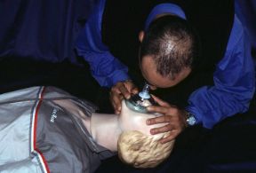 Arresto respiratorio. Ventilazione con maschera tascabile. Ventilazione con maschera tascabile. Se l'infortunato non respira e le sue vie respiratorie sono libere praticate due insufflazioni polmonari. L'impiego della maschera tascabile elimina il rischio di un possibile contagio. Arresto respiratorio. Ventilazione con maschera tascabile. Ventilazione con maschera tascabile. Se l'infortunato non respira e le sue vie respiratorie sono libere praticate due insufflazioni polmonari. L'impiego della maschera tascabile elimina il rischio di un possibile contagio.