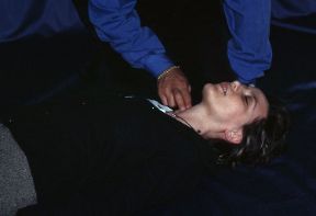 Valutazione della presenza di circolazione. Valutazione della presenza di circolazione. In caso di paziente incosciente e che non respira, dopo aver effettuato due ventilazioni, controllate il polso carotideo. Valutazione della presenza di circolazione. Valutazione della presenza di circolazione. In caso di paziente incosciente e che non respira, dopo aver effettuato due ventilazioni, controllate il polso carotideo.