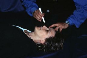 Il controllo delle pupille nell'esame obiettivo. L'esame obiettivo. In caso di perdita di coscienza occorre controllare anche la situazione delle pupille, se sono dilatate o ristrette, se reagiscono alla luce o se hanno dimensioni diverse tra di loro. Il controllo delle pupille nell'esame obiettivo. L'esame obiettivo. In caso di perdita di coscienza occorre controllare anche la situazione delle pupille, se sono dilatate o ristrette, se reagiscono alla luce o se hanno dimensioni diverse tra di loro.