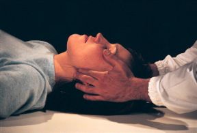 Manovra di protrusione della mandibola. Manovra di protrusione della mandibola. Per assicurare la pervietà delle vie respiratorie, le direttive internazionali raccomandano l'utilizzo della protrusione della mandibola, in caso di sospetto trauma alla colonna cervicale. Manovra di protrusione della mandibola. Manovra di protrusione della mandibola. Per assicurare la pervietà delle vie respiratorie, le direttive internazionali raccomandano l'utilizzo della protrusione della mandibola, in caso di sospetto trauma alla colonna cervicale.