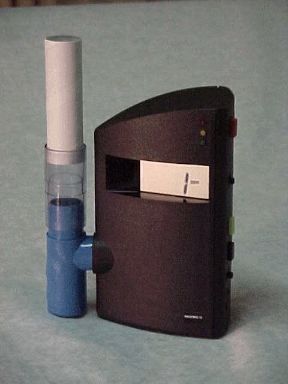 Misurazione del monossido di carbonio. Fumo. Lo smokerliser è un apparecchio che consente di misurare il livello di monossido di carbonio nell'aria espirata: è sufficiente soffiare nel boccaglio fino a svuotare completamente i polmoni, dopo aver trattenuto il respiro per alcuni secondi. Misurazione del monossido di carbonio. Fumo. Lo smokerliser è un apparecchio che consente di misurare il livello di monossido di carbonio nell'aria espirata: è sufficiente soffiare nel boccaglio fino a svuotare completamente i polmoni, dopo aver trattenuto il respiro per alcuni secondi.