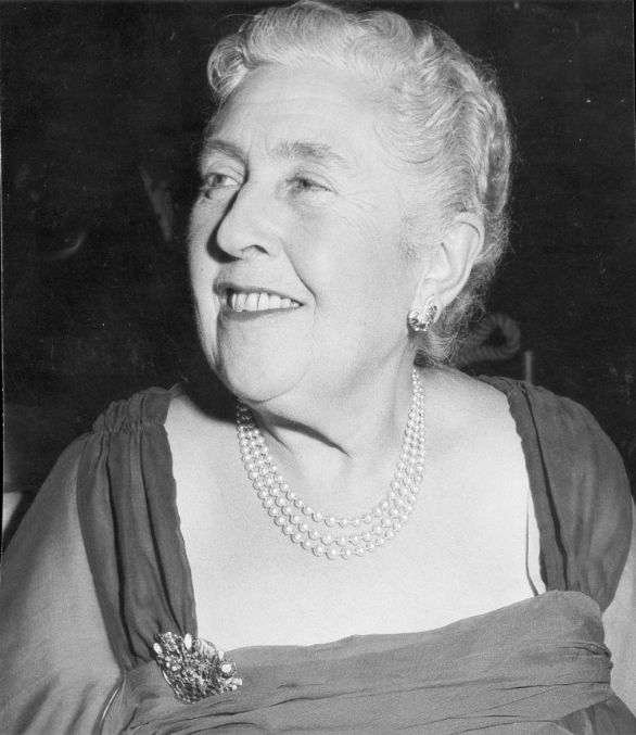 La scrittrice Agatha Christie (1890-1976) in una fotografia degli anni Sessanta Agatha Mary Clarissa Miller, meglio nota come Agatha Christie, scrittrice inglese di romanzi gialli, pubblicò il suo primo romanzo giallo nel 1920, La scrittrice Agatha Christie (1890-1976) in una fotografia degli anni Sessanta Agatha Mary Clarissa Miller, meglio nota come Agatha Christie, scrittrice inglese di romanzi gialli, pubblicò il suo primo romanzo giallo nel 1920,