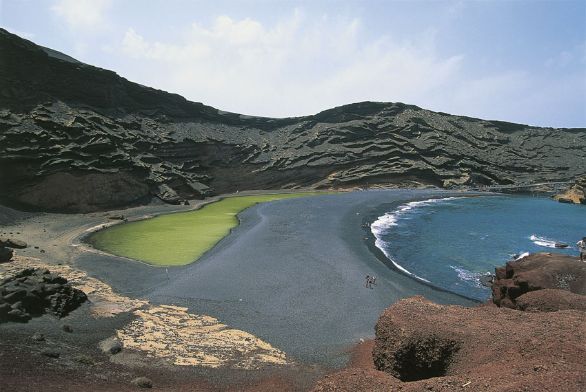 Isola di Lanzarote nell'arcipelago delle Canarie Dopo il divorzio dal marito Archibald Christie, con cui fu sposata dal 1914 al 1926, la scrittrice parte per le isole Canarie con la figlia Rosalind, nata nel 1919 dall'unione con l'ex-marito. Isola di Lanzarote nell'arcipelago delle Canarie Dopo il divorzio dal marito Archibald Christie, con cui fu sposata dal 1914 al 1926, la scrittrice parte per le isole Canarie con la figlia Rosalind, nata nel 1919 dall'unione con l'ex-marito.