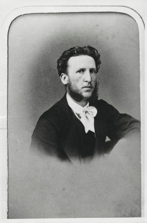 Iginio Ugo Tarchetti (San Salvatore Monferrato, 1839 - Milano, 1869), scrittore italiano Nato nel Monferrato, Ugo Iginio Tarchetti dopo gli studi superiori fu ufficiale di carriera e partecipò alla repressione del brigantaggio nel Meridione, fatto che lo indusse a lasciare la vita militare. A quegli anni risalgono le prime composizioni, le prose poetiche Iginio Ugo Tarchetti (San Salvatore Monferrato, 1839 - Milano, 1869), scrittore italiano Nato nel Monferrato, Ugo Iginio Tarchetti dopo gli studi superiori fu ufficiale di carriera e partecipò alla repressione del brigantaggio nel Meridione, fatto che lo indusse a lasciare la vita militare. A quegli anni risalgono le prime composizioni, le prose poetiche