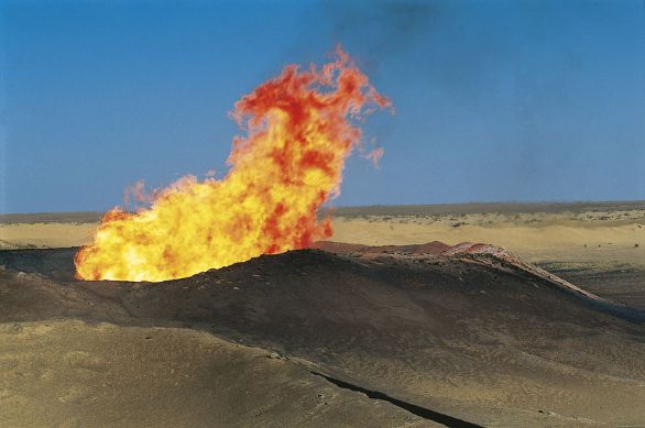 Giacimento petrolifero, Deserto Libico Giacimento petrolifero nel Deserto Libico.
© De Agostini Picture Library. Giacimento petrolifero, Deserto Libico Giacimento petrolifero nel Deserto Libico.
© De Agostini Picture Library.