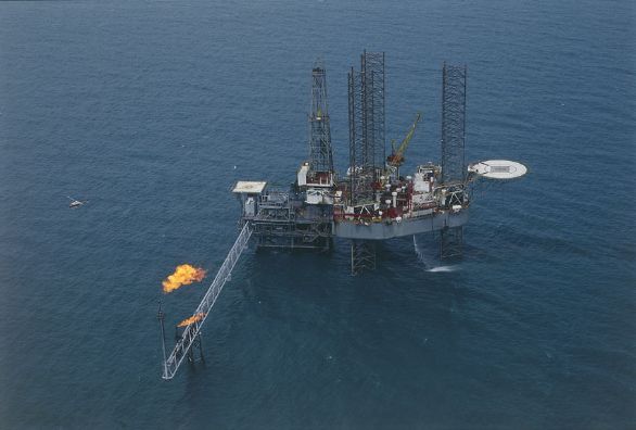 Piattaforma petrolifera, Indonesia Veduta aerea di una piattaforma petrolifera in Indonesia.
© De Agostini Picture Library. Piattaforma petrolifera, Indonesia Veduta aerea di una piattaforma petrolifera in Indonesia.
© De Agostini Picture Library.