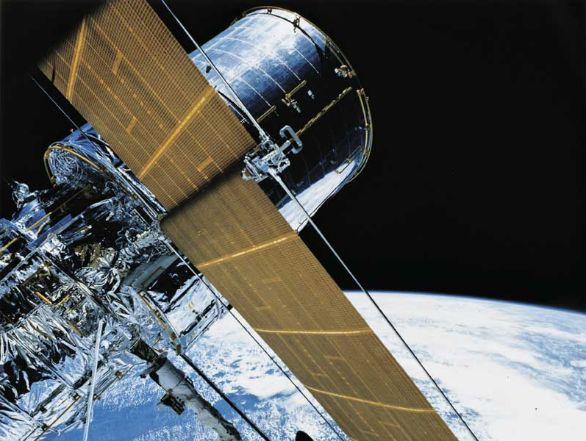 Telescopio Spaziale Hubble Telescopio spaziale Hubble ripreso durante l'uscita dei pannelli solari e delle antenne.
© De Agostini Picture Library. Telescopio Spaziale Hubble Telescopio spaziale Hubble ripreso durante l'uscita dei pannelli solari e delle antenne.
© De Agostini Picture Library.