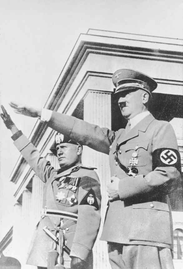 Benito Mussolini e Adolf Hitler a Berlino nel 1937 L'ideologia nazionalsocialista si appropria di alcune idee e concetti del filosofo, anche a causa delle manipolazioni di tipo filologico fatte dalla sorella Elisabeth sui materiali postumi e inediti come Benito Mussolini e Adolf Hitler a Berlino nel 1937 L'ideologia nazionalsocialista si appropria di alcune idee e concetti del filosofo, anche a causa delle manipolazioni di tipo filologico fatte dalla sorella Elisabeth sui materiali postumi e inediti come