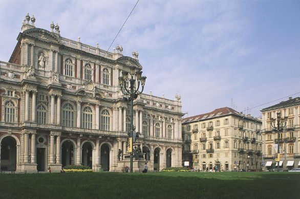 Piazza Carlo Alberto a Torino Il filosofo nel 1888 si trasferisce in piazza Carlo Alberto, a Torino, città che gli piace molto e che lo ospita durante la composizione di Piazza Carlo Alberto a Torino Il filosofo nel 1888 si trasferisce in piazza Carlo Alberto, a Torino, città che gli piace molto e che lo ospita durante la composizione di