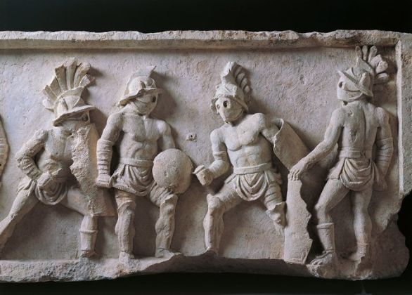 Gladiatori, rilievo di una scena di combattimento Civiltà romana, I secolo d.C. Rilievo con scene di giochi e combattimenti tra gladiatori (munera). Gladiatori, rilievo di una scena di combattimento Civiltà romana, I secolo d.C. Rilievo con scene di giochi e combattimenti tra gladiatori (munera).