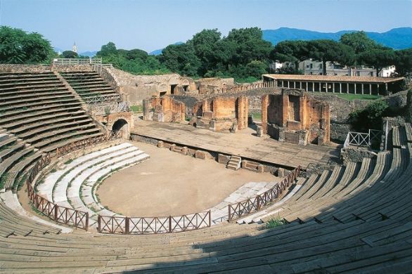 Teatro grande, Pompei Campania - Pompei. La Cavea del Teatro Grande con i resti della scena e sullo sfondo il grande Quadriportico della caserma dei Gladiatori Teatro grande, Pompei Campania - Pompei. La Cavea del Teatro Grande con i resti della scena e sullo sfondo il grande Quadriportico della caserma dei Gladiatori