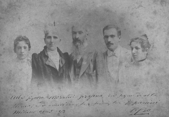Ritratto di Arturo Toscanini e famiglia Ritratto di Arturo Toscanini (Parma 1867 - Riverdale, New York 1957), secondo da destra, con i genitori e le sorelle.
© De Agostini Picture Library. Ritratto di Arturo Toscanini e famiglia Ritratto di Arturo Toscanini (Parma 1867 - Riverdale, New York 1957), secondo da destra, con i genitori e le sorelle.
© De Agostini Picture Library.