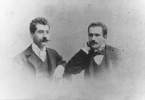 Arturo Toscanini e il cognato Enrico Polo, Ritratto Ritratto a mezzo busto di Arturo Toscanini (a destra), con il cognato Enrico Polo, violinista.
© De Agostini Picture Library. Arturo Toscanini e il cognato Enrico Polo, Ritratto Ritratto a mezzo busto di Arturo Toscanini (a destra), con il cognato Enrico Polo, violinista.
© De Agostini Picture Library.