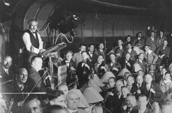Arturo Toscanini sul podio di un'orchestra Ritratto di Toscanini sul podio di un'orchestra.
© De Agostini Picture Library. Arturo Toscanini sul podio di un'orchestra Ritratto di Toscanini sul podio di un'orchestra.
© De Agostini Picture Library.