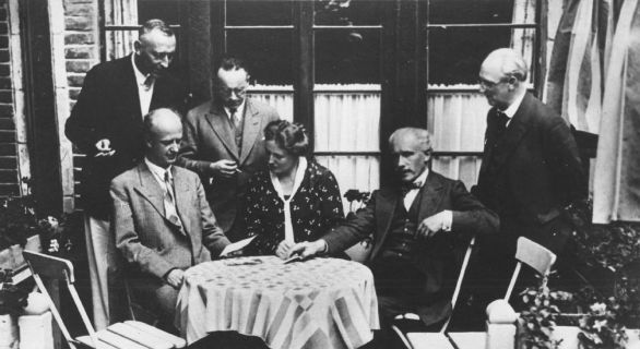 Arturo Toscanini, foto di gruppo Toscanini in una foto di gruppo con vari direttori d’orchestra e la direttrice del Festival di Bayreuth Winifred Williams Wagner.
© De Agostini Picture Library. Arturo Toscanini, foto di gruppo Toscanini in una foto di gruppo con vari direttori d’orchestra e la direttrice del Festival di Bayreuth Winifred Williams Wagner.
© De Agostini Picture Library.