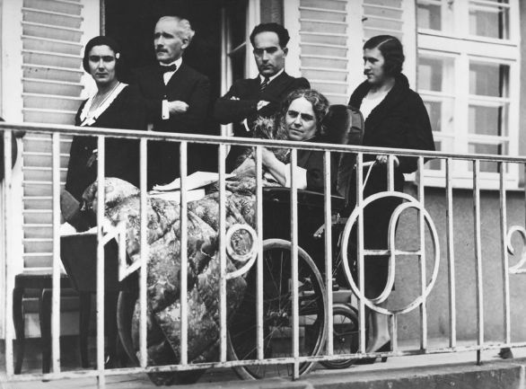Arturo Toscanini e famiglia a Bayreuth Fotografia del 1930 del direttore d'orchestra Arturo Toscanini insieme alla famiglia a Bayreuth (Germania).
© De Agostini Picture Library. Arturo Toscanini e famiglia a Bayreuth Fotografia del 1930 del direttore d'orchestra Arturo Toscanini insieme alla famiglia a Bayreuth (Germania).
© De Agostini Picture Library.