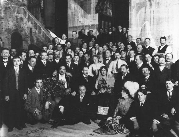 Toscanini e Caruso, Metropolitan Opera House di New York Toscanini accanto al tenore E. Caruso, con il cast di una rappresentazione operistica alla Metropolitan Opera House di New York.
© De Agostini Picture Library. Toscanini e Caruso, Metropolitan Opera House di New York Toscanini accanto al tenore E. Caruso, con il cast di una rappresentazione operistica alla Metropolitan Opera House di New York.
© De Agostini Picture Library.
