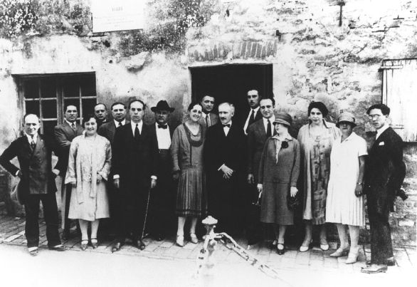 Arturo Toscanini, foto di gruppo presso la casa natale di Giuseppe Verdi Ritratto di gruppo presso la casa natale del compositore Giuseppe Verdi (1813-1901) a Busseto (Parma).
© De Agostini Picture Library. Arturo Toscanini, foto di gruppo presso la casa natale di Giuseppe Verdi Ritratto di gruppo presso la casa natale del compositore Giuseppe Verdi (1813-1901) a Busseto (Parma).
© De Agostini Picture Library.