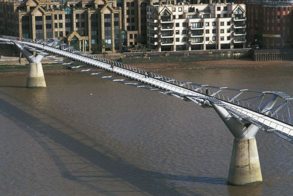 Millenium Bridge, Londra Il Millenium Bridge a Londra viene “distrutto” nel sesto episodio della saga Millenium Bridge, Londra Il Millenium Bridge a Londra viene “distrutto” nel sesto episodio della saga