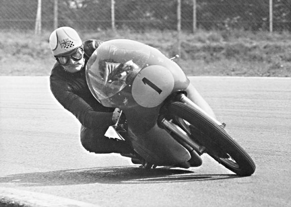 Il campione britannico Mike Hailwood su MV Augusta durante le prove del Gran Premio delle Nazioni a Monza, settembre 1964 Mike Hailwood (1940-1981) fu motociclista e pilota automobilistico inglese. Hailwood esordì nel 1957 a Oulton Park, dove, ancora giovanissimo, si posizionò undicesimo. Vinse nove Motomondiali, la sua carriera da motociclista finì nel 1967, ma proseguì ancora per molto tempo come pilota automobilistico. Il campione britannico Mike Hailwood su MV Augusta durante le prove del Gran Premio delle Nazioni a Monza, settembre 1964 Mike Hailwood (1940-1981) fu motociclista e pilota automobilistico inglese. Hailwood esordì nel 1957 a Oulton Park, dove, ancora giovanissimo, si posizionò undicesimo. Vinse nove Motomondiali, la sua carriera da motociclista finì nel 1967, ma proseguì ancora per molto tempo come pilota automobilistico.